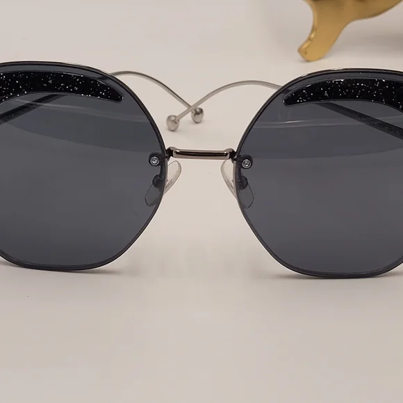 FENDI Geometric Sunglasses For Women Or Men's Who Loves A Little Glitter 🥰 - Picture 3 of 8